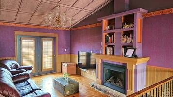 Smart-TV, Kamin, Tischfußball, Bücher