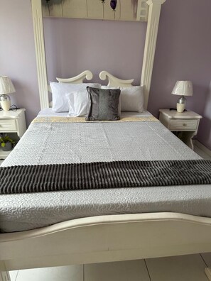 1 bedroom, iron/ironing board, WiFi, bed sheets - Bluewata on the Beach Cozy 1-bedroom apartment with WiFi, AC in superb location (Ocho Rios)