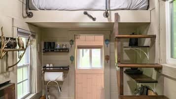 Frigorífico, microondas, placa de cocina y cafetera o tetera