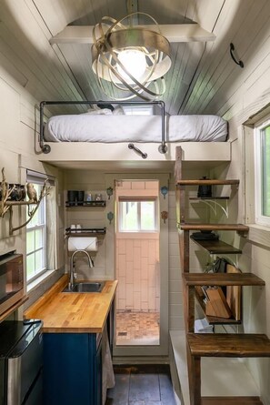 Kühlschrank, Mikrowelle, Herdplatte, Wasserkocher mit Kaffee-/Teezubehör