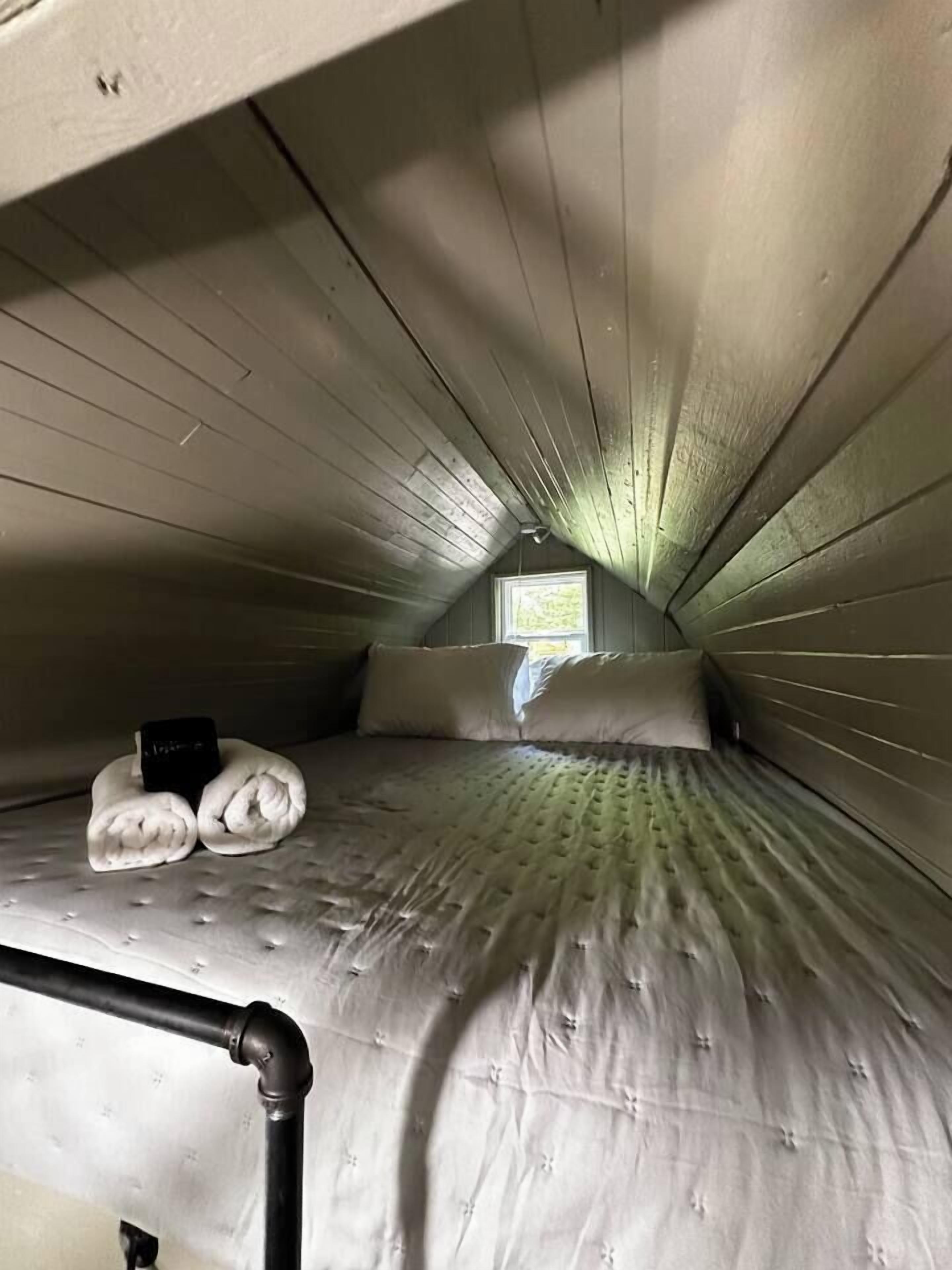 1 dormitorio, tabla de planchar con plancha, ropa de cama