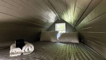 1 dormitorio, tabla de planchar con plancha, ropa de cama