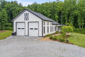 Exterior - Quaint Home on Horse Farm, Gorgeous Views! (Fairview)