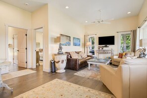 TV - Quaint Home on Horse Farm, Gorgeous Views! (Fairview)