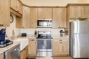 Fridge, microwave, oven, stovetop - Quaint Home on Horse Farm, Gorgeous Views! (Fairview)