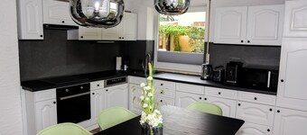 80 m² apartment, own entrance, terrace and garden, close to shopping facilities