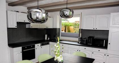 80 m² Wohnung, eigener Eingang, Terrasse u. Garten, nahe Einkaufsmöglichkeiten