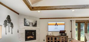 Smart-TV, Kamin, Bücher, Stereoanlage