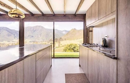 Microwave, oven. Fengari Camp Casa Ubicada en el Cráter del Volcán Pululahua