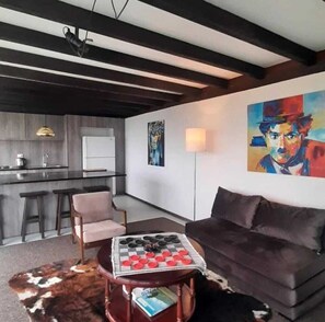 Smart TV, fireplace