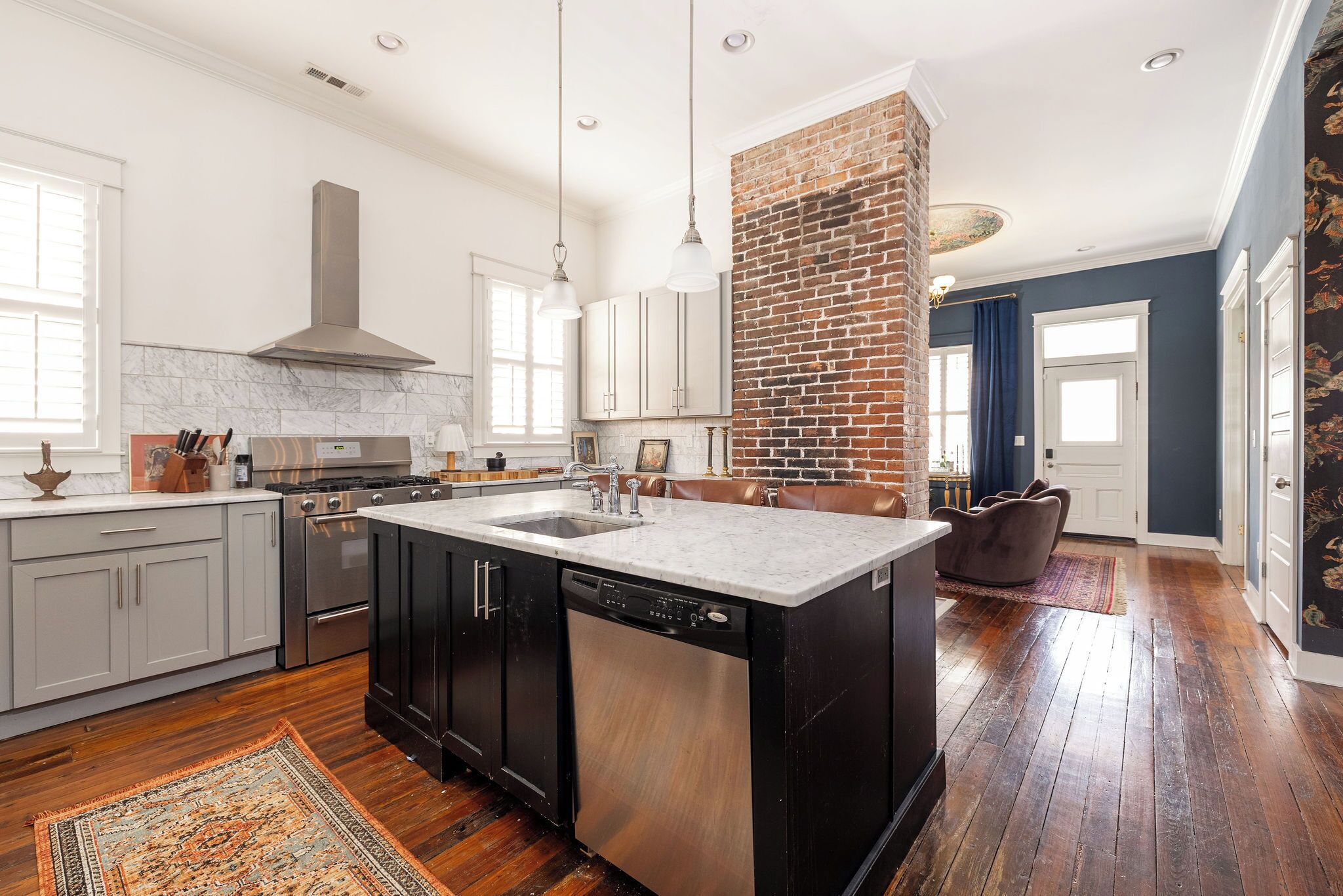 Een magnetron, een oven, een kookplaat, een vaatwasser