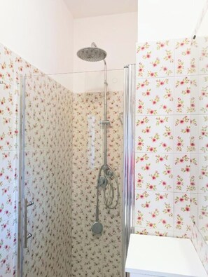 Dusche, Haartrockner, Bidet, Handtücher