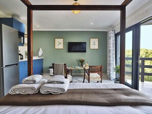 1 bedroom, desk, free WiFi, bed sheets - Botanical @ Salt Shore Studios, superior sea view studio apartment (Hermanus)