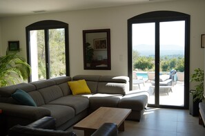 Smart TV, fireplace, printers