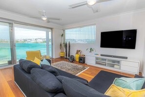 TV, offices - Ocean view luxury 3 bedroom home with balcony (North Bondi)