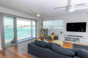 テレビ、書斎 / ワークスペース