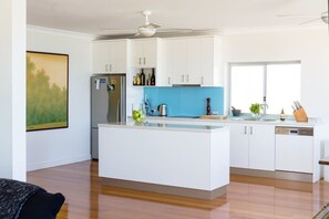 冷蔵庫、電子レンジ、オーブン、コンロ