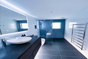 Een douche, een haardroger, shampoo