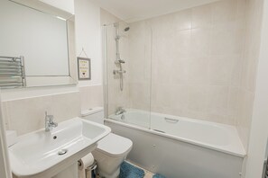 Haartrockner, Handtücher, Seife, Toilettenpapier