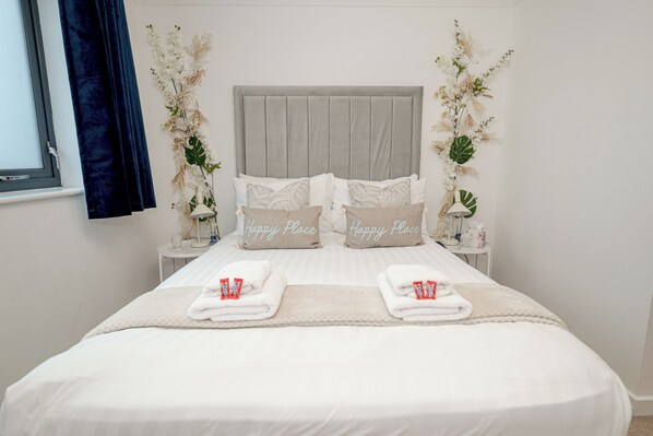 1 dormitorio, tabla de planchar con plancha, wifi y ropa de cama