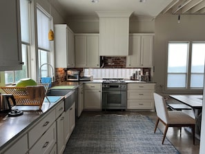 Private kitchen - Modern Industrial 3-bedroom pet friendly work space near Women’s Hospital (Baton Rouge)