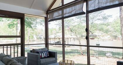 Charming 3 BD Waterfront Cottage Dock,Kayaks,Firepit,Outdoor Bar,Screened Porch