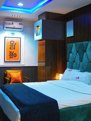 เอ็กเซกคิวทีฟอพาร์ทเมนท์ | 1 ห้องนอน, ตู้นิรภัยในห้องพัก, โต๊ะทำงาน, ห้องเก็บเสียง