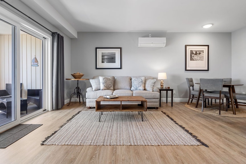 Experience Modern Luxury In This High-quality 1-bedroom Condo. - Ocean Boulevard, NH