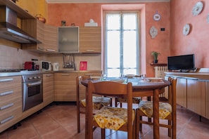 Apartment | Eigene Küche | Kühlschrank, Mikrowelle, Ofen, Herdplatte