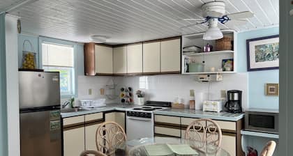 Sealofts #18: Cozy 2-bed loft-style condo on the water with WiFi, pool and AC