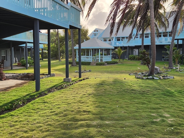 Property grounds - Sealofts #18: Cozy 2-bed loft-style condo on the water with WiFi, pool and AC (Frigate Bay)