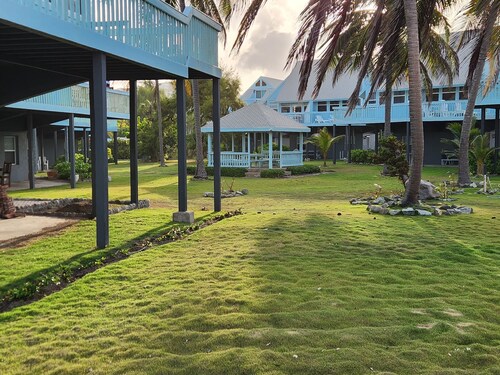 2-bed loft-style condo on the water, WiFi, pool, AC; walk to restaurants & beach