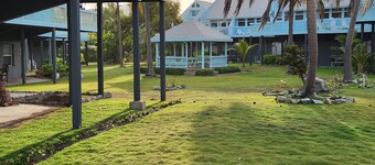 2-bed loft-style condo on the water, WiFi, pool, AC; walk to restaurants & beach