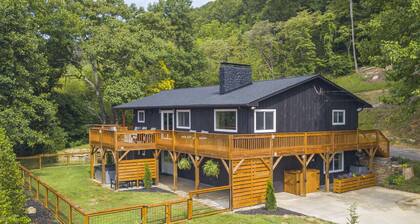 Bowtie Mountain View Home~ Asheville * Hot tub * Black Mountain