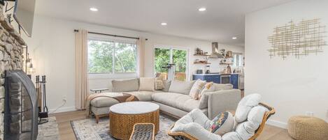 Smart-TV, Kamin, Arbeitsbereiche