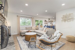 Smart-tv, een open haard en een kantoor