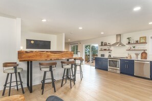 Jääkaappi, mikroaaltouuni, uuni, liesi