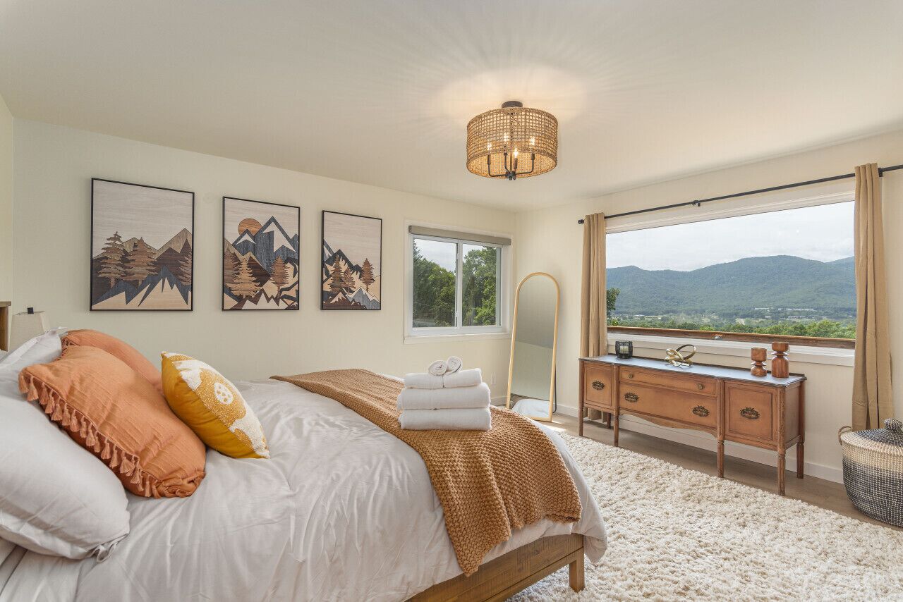 5 habitaciones, escritorio y tabla de planchar con plancha 