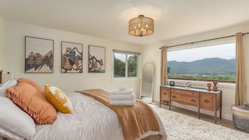 5 habitaciones, escritorio y tabla de planchar con plancha