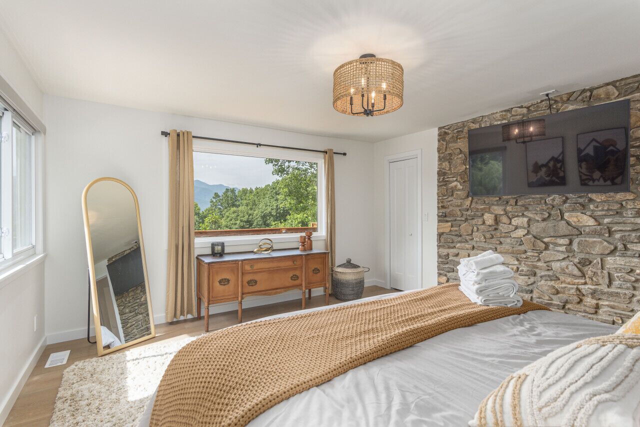 5 bedrooms, desk, iron/ironing board, travel cot