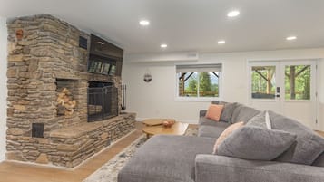 Smart TV, chimenea y oficina