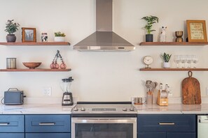 Een koelkast, een microgolfoven, een oven, een kookplaat