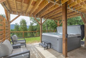 Terrace/patio - Bowtie Mountain View Home~ Asheville * Hot tub * Black Mountain (Swannanoa)