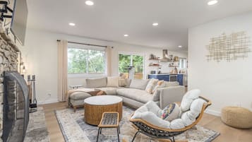 Älytelevisio, takka, työhuone