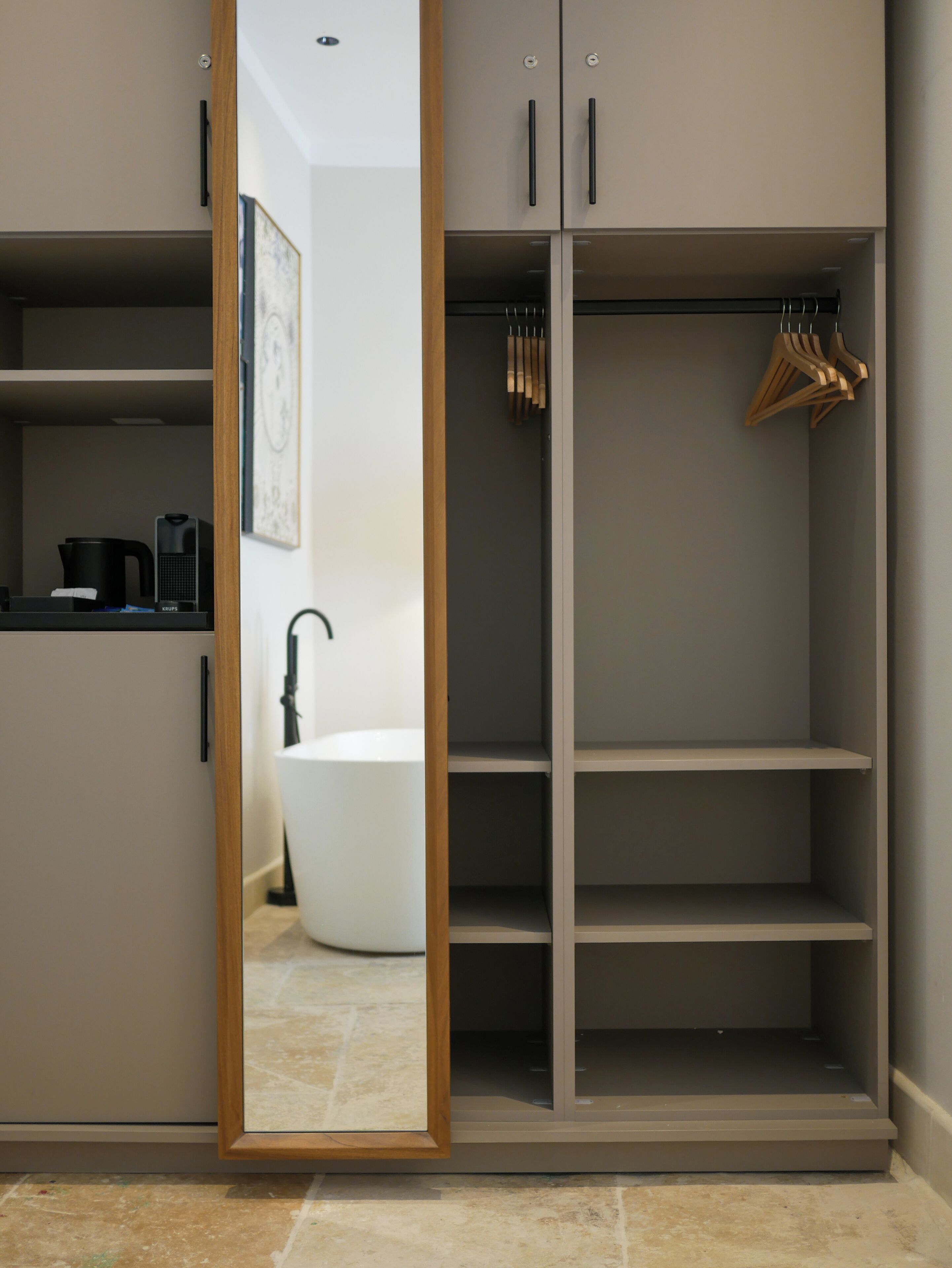 Un baño moderno con una bañera independiente, un lavamanos y un espejo.