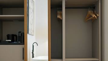 Un baño moderno con una bañera independiente, un lavamanos y un espejo.