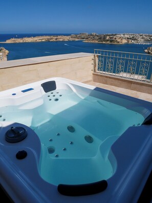 Penthouse panorámico, vista al mar | Tina de hidromasaje privada