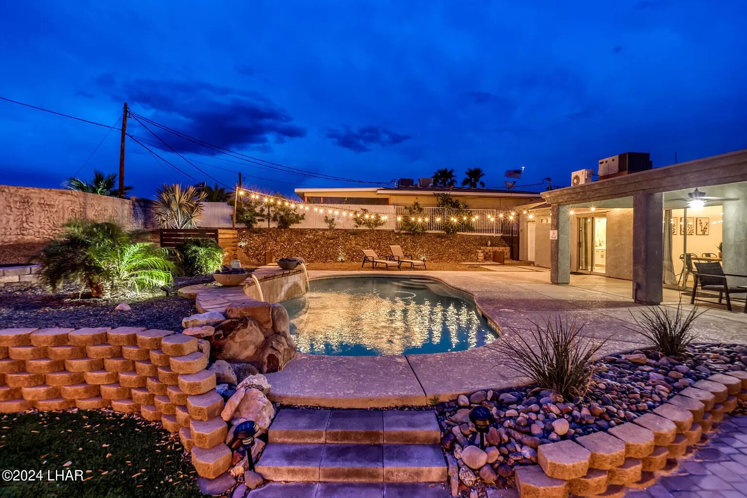 Lovely 3 bedroom + king bed, Oasis backyard w/ Pool + Putting green  