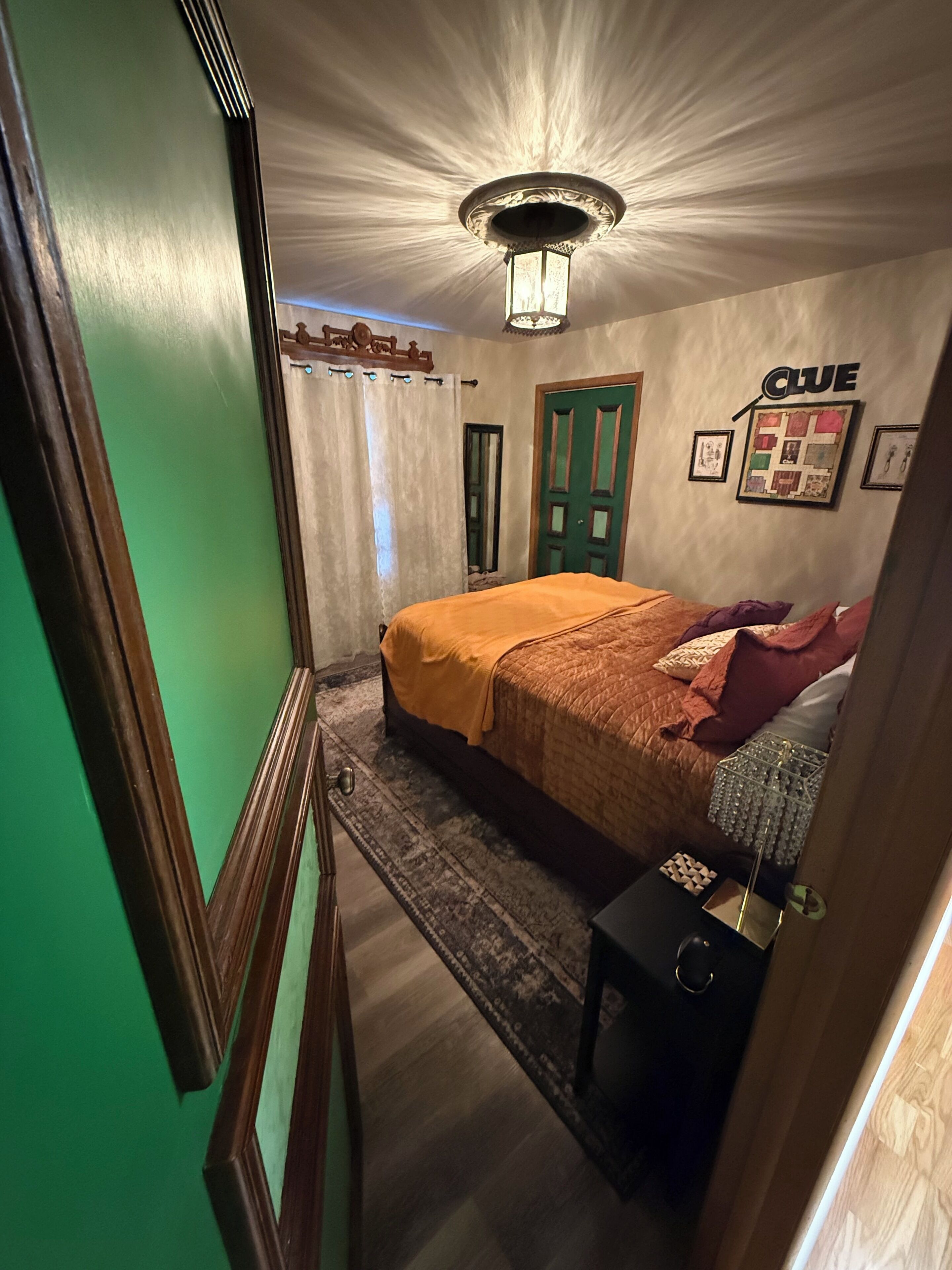 3 間睡房、書桌、熨斗/熨衫板、可攜式嬰兒床