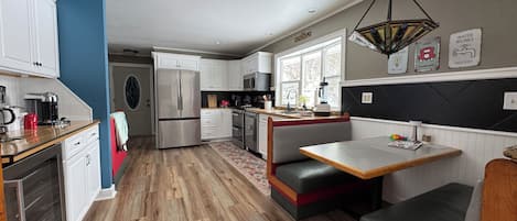 Réfrigérateur, four à micro-ondes, un four, surface de cuisson